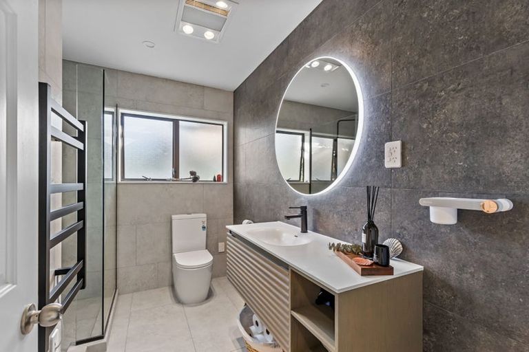 Photo of property in 2/16 Matisse Drive, West Harbour, Auckland, 0618