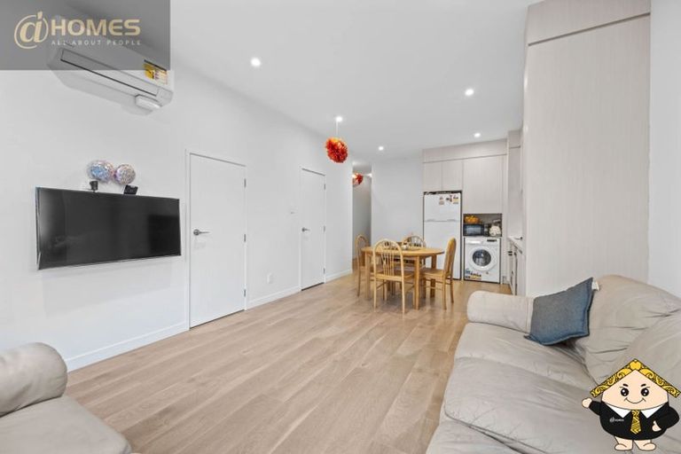 Photo of property in 5e Beach Road, Te Atatu Peninsula, 0610