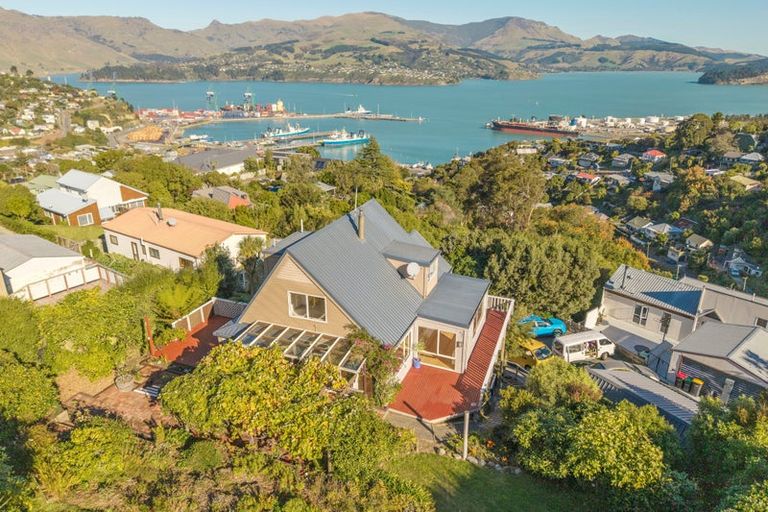 Photo of property in 10 Selwyn Parade, Lyttelton, 8082
