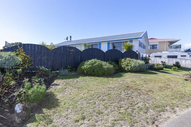 Photo of property in 4 Simcox Street, Otaki Beach, Otaki, 5512