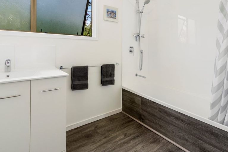 Photo of property in 94 Oaktree Avenue, Browns Bay, Auckland, 0630