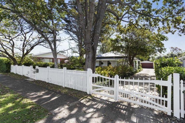 Photo of property in 8 Wallace Road, Mangere Bridge, Auckland, 2022