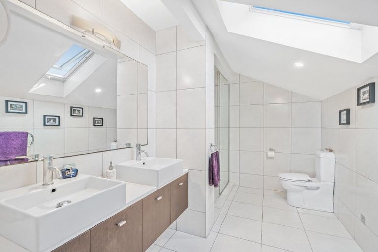 Photo of property in 36 Karoro Road, One Tree Point, 0118