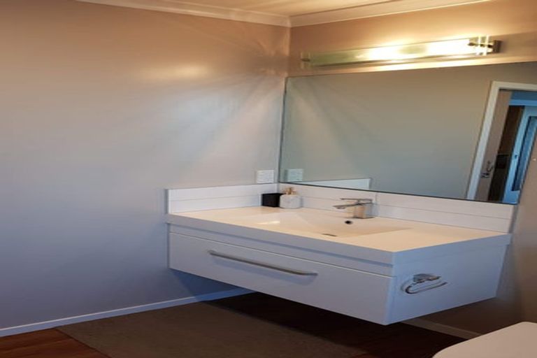 Photo of property in 6b Sunhaven Drive, Newlands, Wellington, 6037