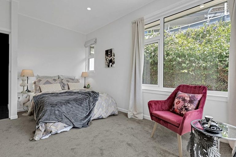 Photo of property in 2 Fairmount Road, Titirangi, Auckland, 0604