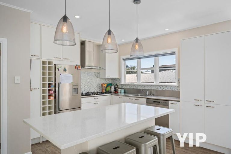 Photo of property in 15 Robert Street, Newlands, Wellington, 6037