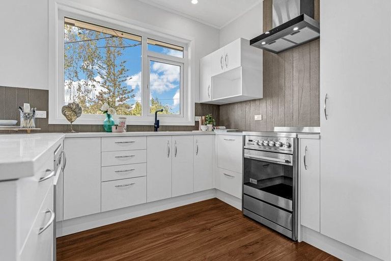 Photo of property in 2 Fairmount Road, Titirangi, Auckland, 0604