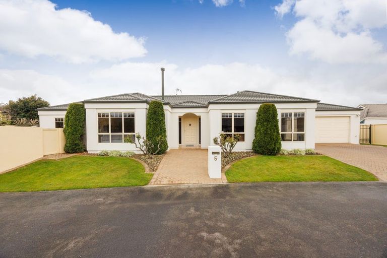 Photo of property in 5 Fountain Court, Palmerston North, 4410