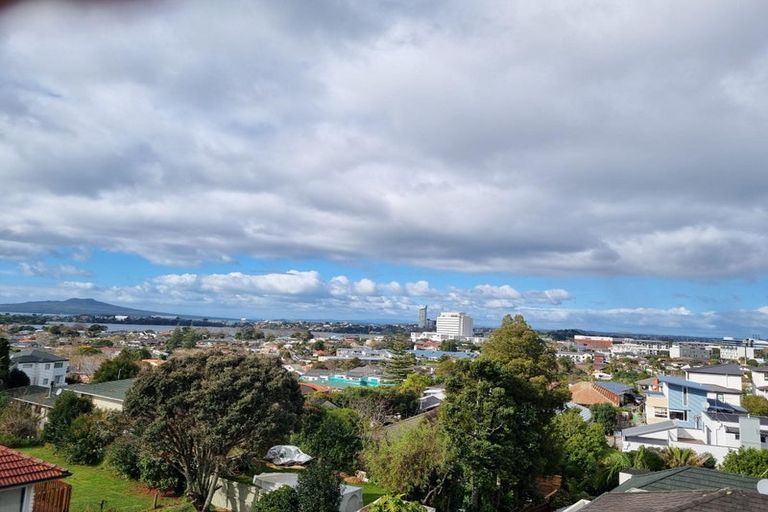 Photo of property in 1e Currey Crescent, Milford, Auckland, 0620