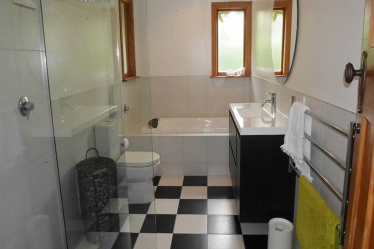 Photo of property in 22 Saint Andrews Square, Strowan, Christchurch, 8052