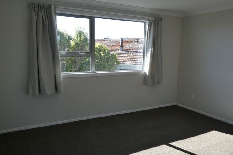 Photo of property in 20a Chetwode Grove, Newlands, Wellington, 6037