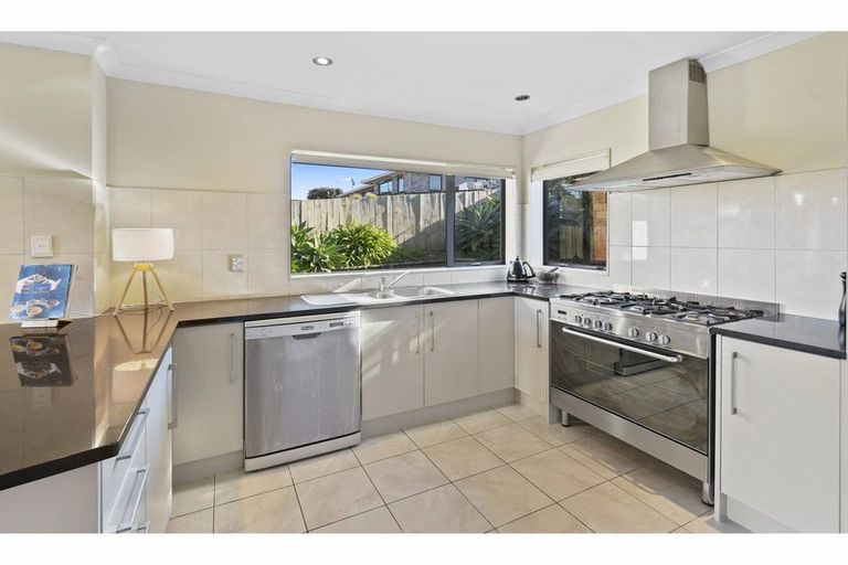 Photo of property in 32 Piper Place, Goodwood Heights, Auckland, 2105