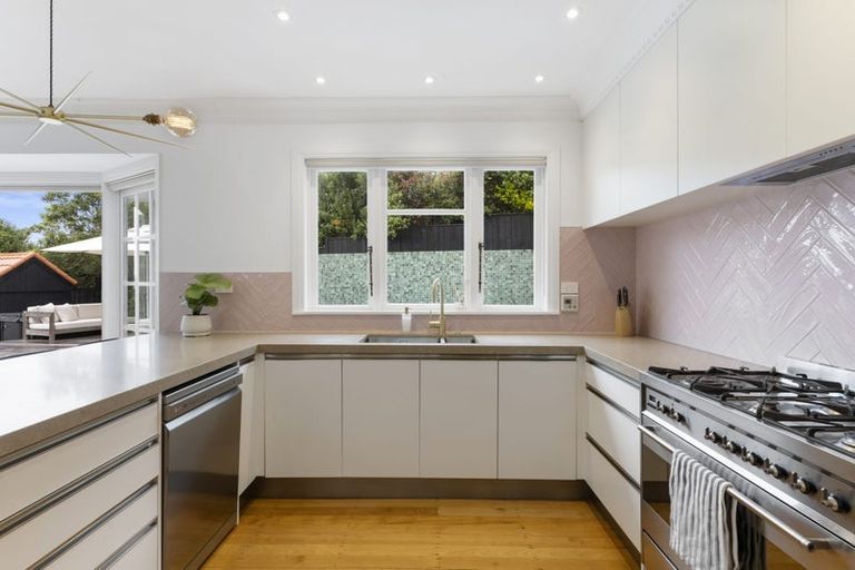 Photo of property in 16 Fenton Terrace, Cockle Bay, Auckland, 2014