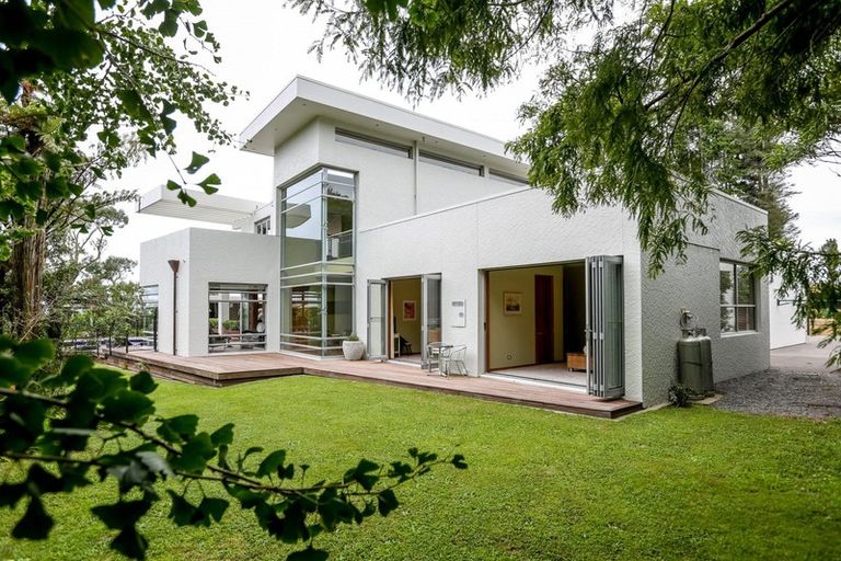 Photo of property in 531 South Road, Omata, New Plymouth, 4374