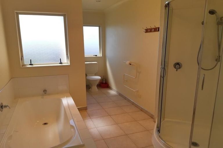 Photo of property in 4 Highgrove Lane, Totara Vale, Auckland, 0632