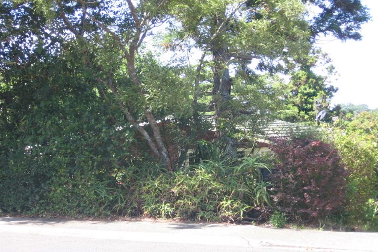 Photo of property in 18 Easton Park Parade, Glenfield, Auckland, 0629