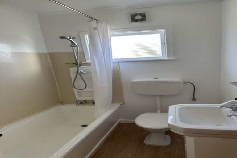 Photo of property in 18 Saulbrey Grove, Woburn, Lower Hutt, 5010