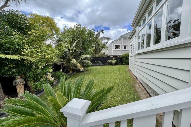 Photo of property in 8 William Bond Street, Stanley Point, Auckland, 0624