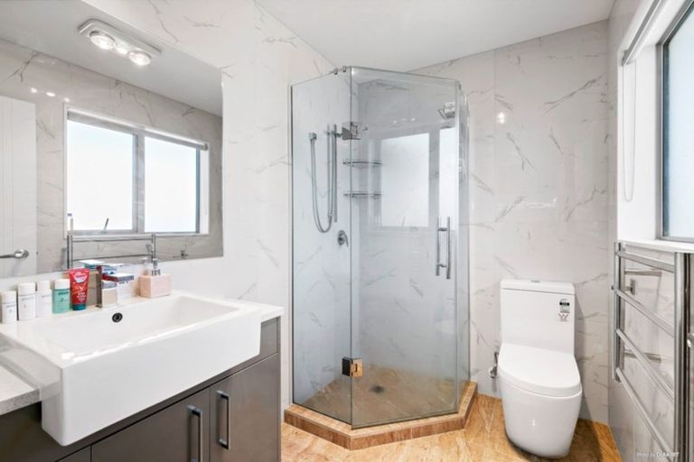 Photo of property in 135a Tiroroa Avenue, Te Atatu South, Auckland, 0610