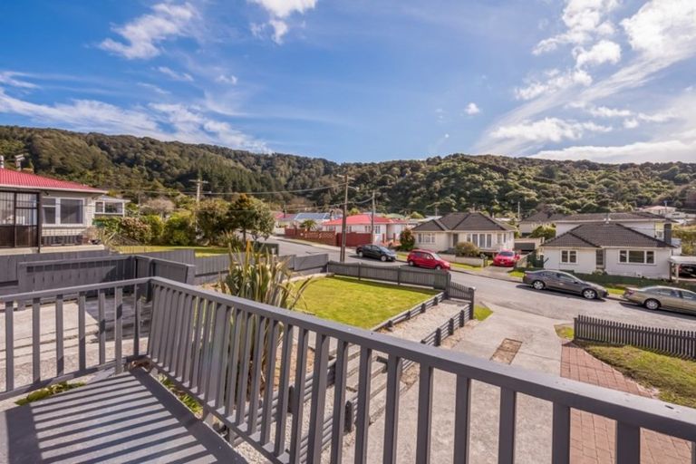 Photo of property in 15 Gardiner Grove, Wainuiomata, Lower Hutt, 5014
