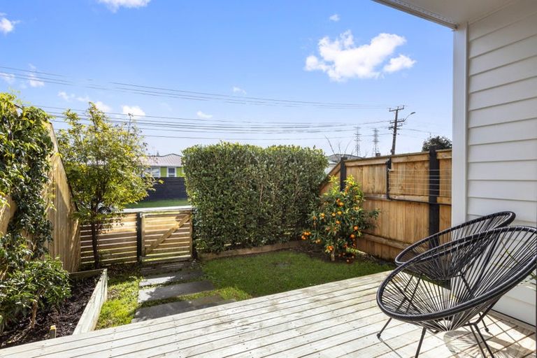 Photo of property in 1 Royal View Road, Te Atatu South, Auckland, 0610