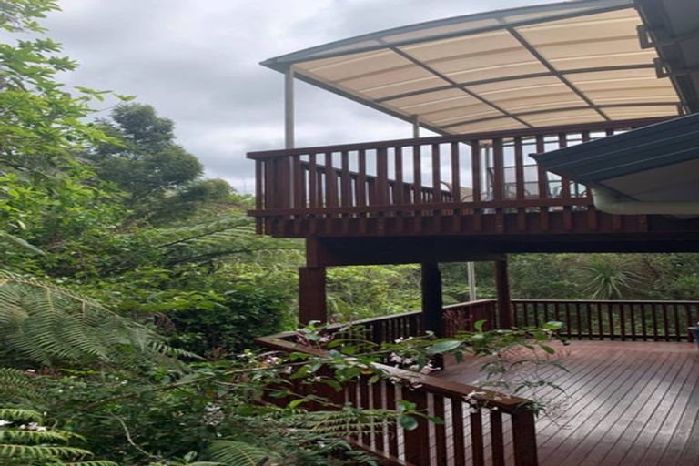 Photo of property in 9 Springwater Vale, Unsworth Heights, Auckland, 0632