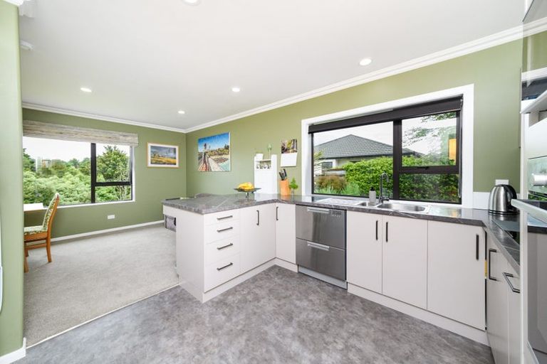 Photo of property in 11 Greenwood Place, Fitzherbert, Palmerston North, 4410