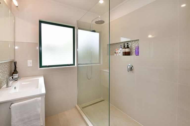 Photo of property in 1/12 Knott Road, Stanmore Bay, Whangaparaoa, 0932