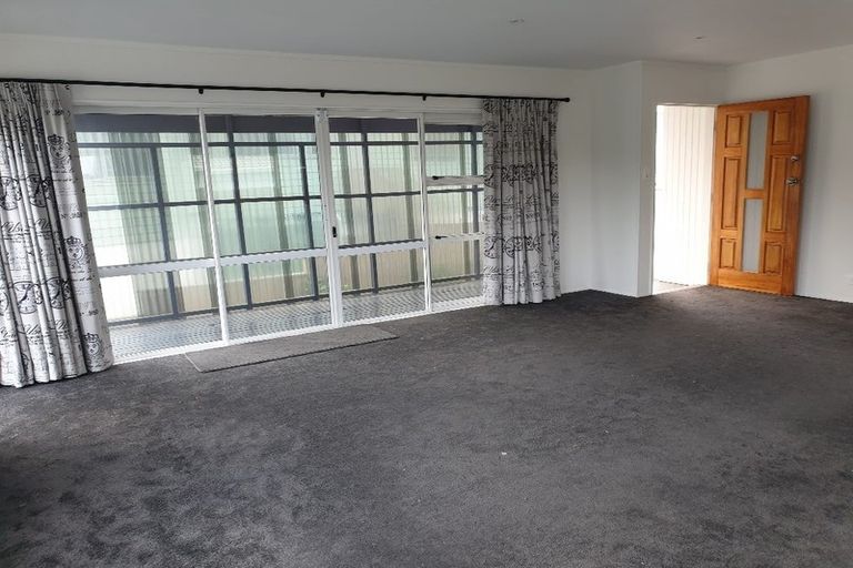 Photo of property in 34 Kemp Road, Massey, Auckland, 0614