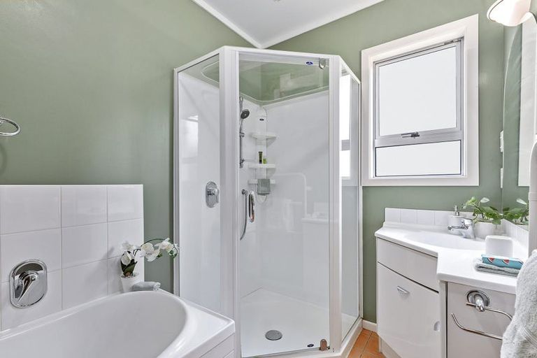 Photo of property in 5 Te Reinga View, Tawa, Wellington, 5028