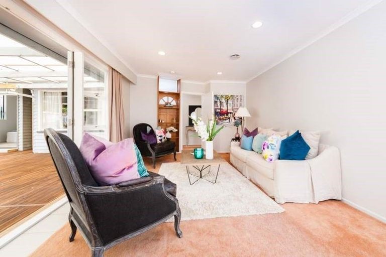 Photo of property in 5 Trengove Place, West Harbour, Auckland, 0618