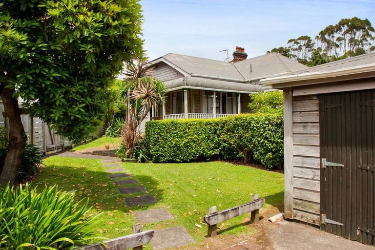 Photo of property in 44 Carrington Street, Lower Vogeltown, New Plymouth, 4310