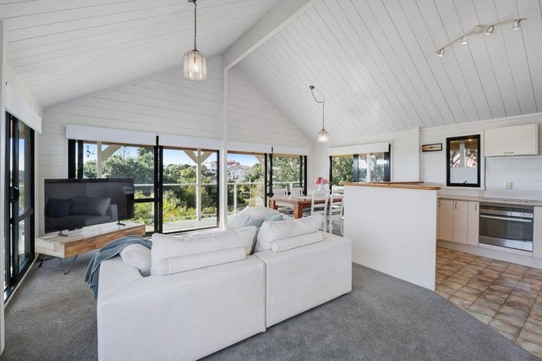 Photo of property in 13 Moffat Road, Red Beach, 0932