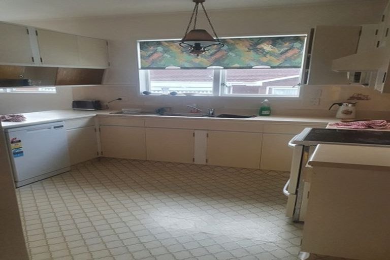 Photo of property in 5 Westview Grove, Miramar, Wellington, 6022