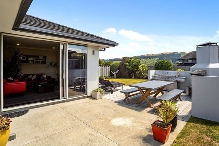 Photo of property in 105 Bing Lucas Drive, Tawa, Wellington, 5028