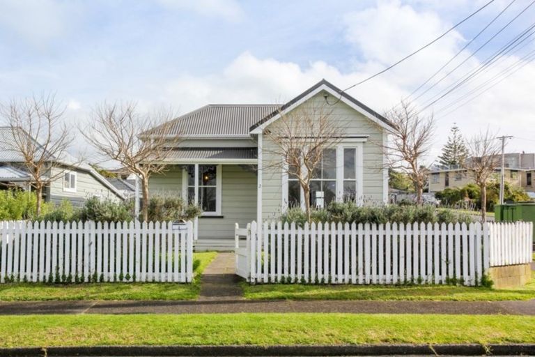 Photo of property in 2 Kingwell Street, Moturoa, New Plymouth, 4310