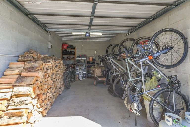 Photo of property in 19 Kopiko Way, Brooklyn, Wellington, 6021