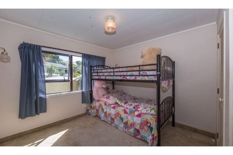 Photo of property in 76a Brian Crescent, Stanmore Bay, Whangaparaoa, 0932