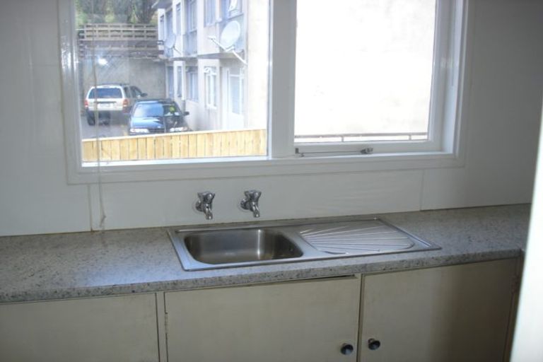 Photo of property in Milford Court Flats, 9/515 Adelaide Road, Berhampore, Wellington, 6023