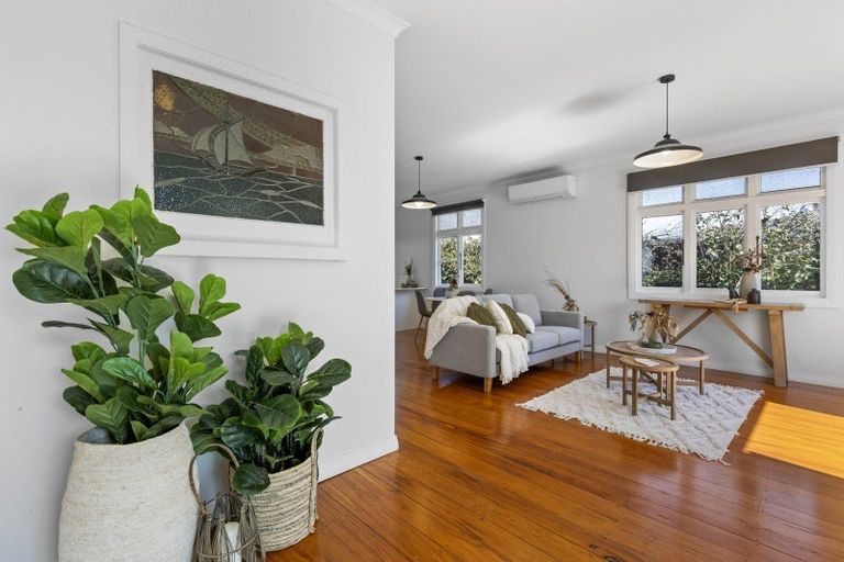 Photo of property in 2 Chilman Street, Strandon, New Plymouth, 4312