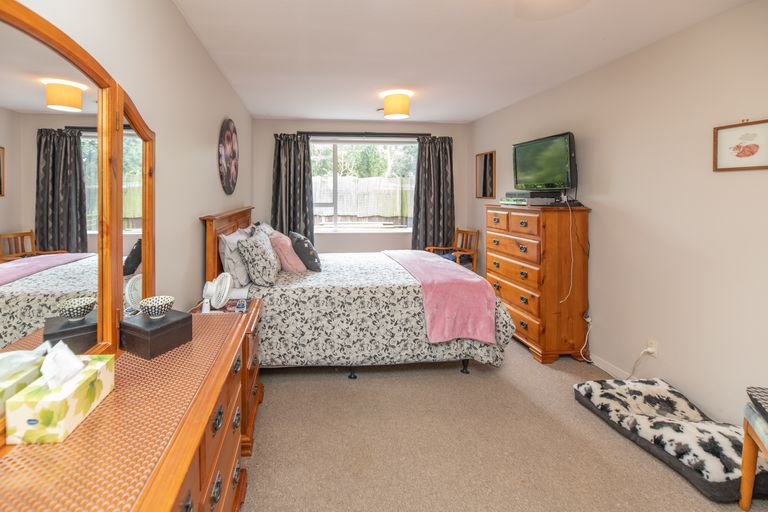 Photo of property in 10a Tracy Place, Redwood, Christchurch, 8051