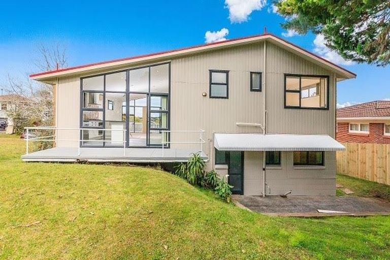 Photo of property in 17 Valley View Road, Glenfield, Auckland, 0629