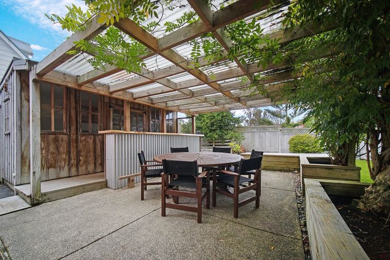 Photo of property in 1/28 Fairdale Place, Birkdale, Auckland, 0626