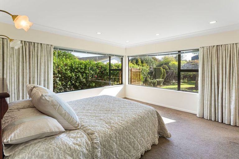 Photo of property in 2 Rosebank Grove, Waikanae, 5036