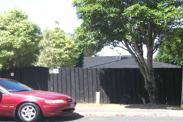 Photo of property in 16 Easton Park Parade, Glenfield, Auckland, 0629