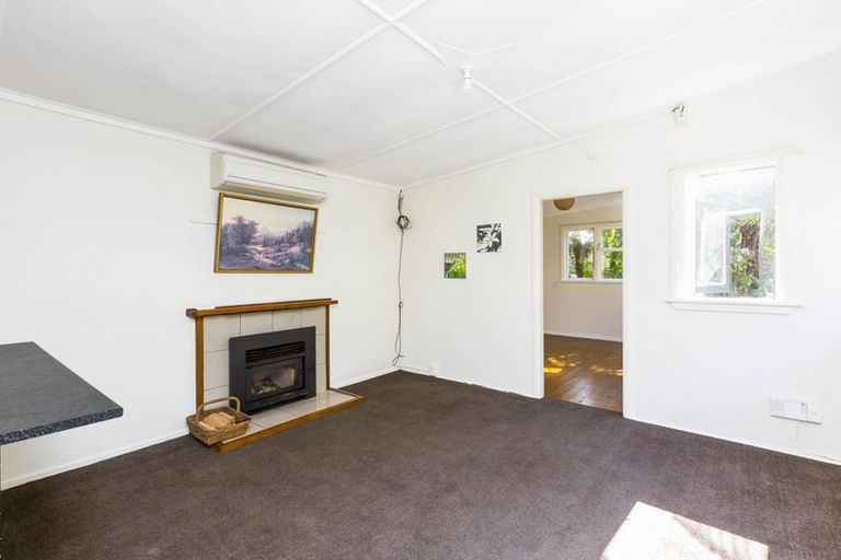 Photo of property in 126 Pinehaven Road, Pinehaven, Upper Hutt, 5019