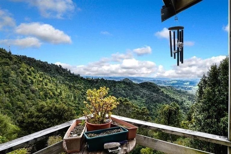 Photo of property in 493 Scenic Drive, Waiatarua, Auckland, 0612