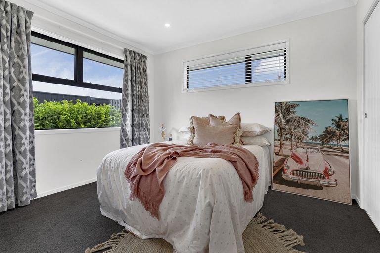 Photo of property in 15 Maple Grove, Kingston, Wellington, 6021