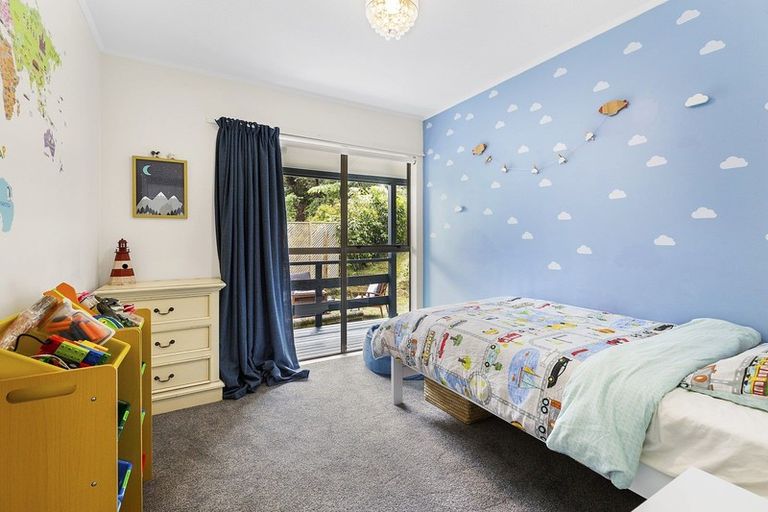 Photo of property in 6 Sasanqua Way, Crofton Downs, Wellington, 6035