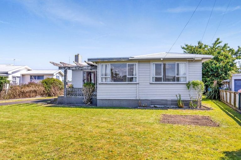 Photo of property in 6 Buchanan Place, Hawera, 4610